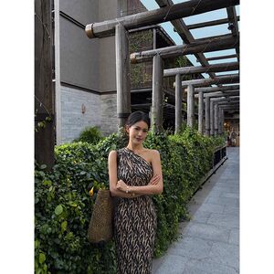 2025新款度假风豹纹印花斜肩连衣裙女春夏修身绑带长裙子