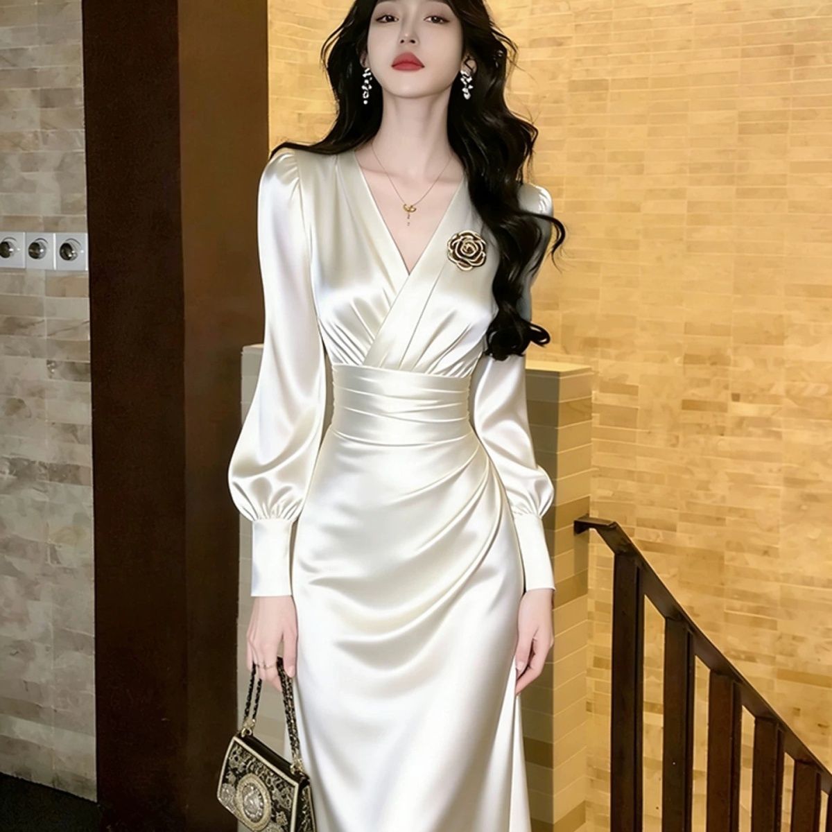 白色缎面连衣裙女春轻奢