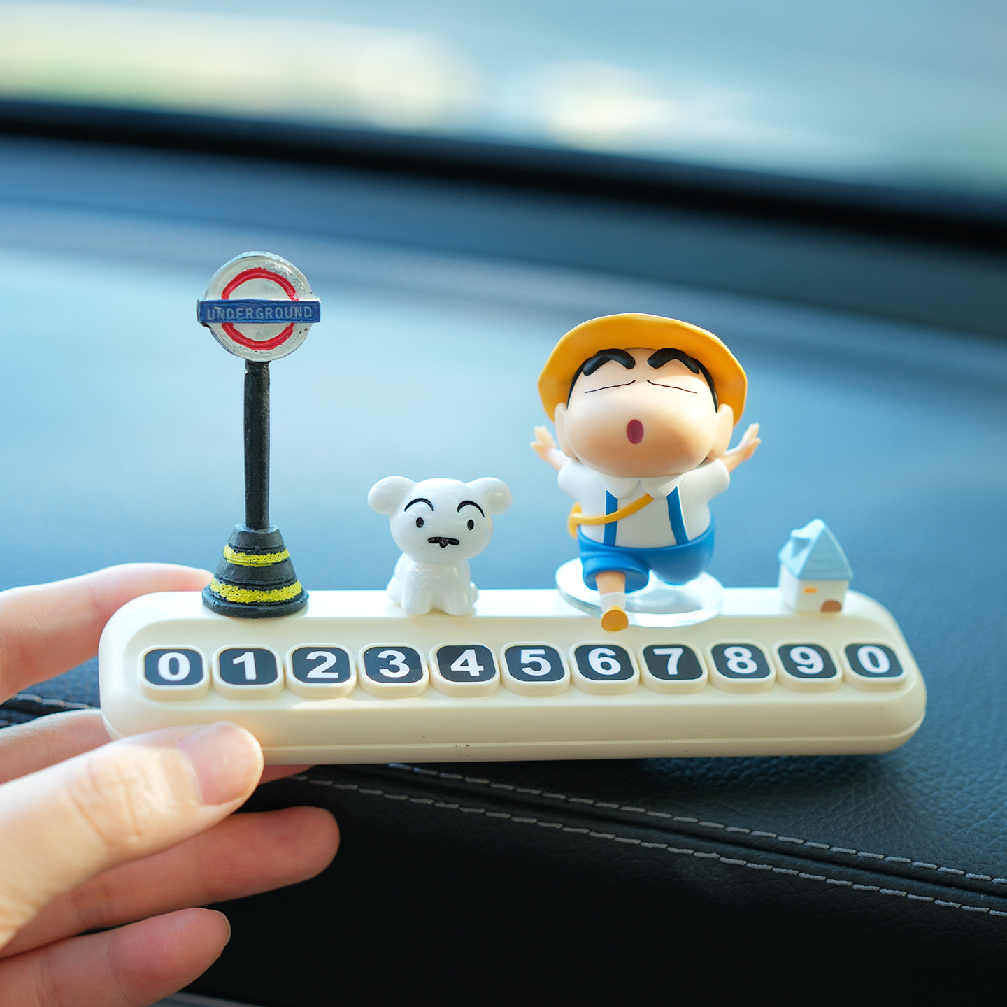 正版蜡笔小新汽车挪车电话牌临时停车号码牌车载装饰内饰用品摆件