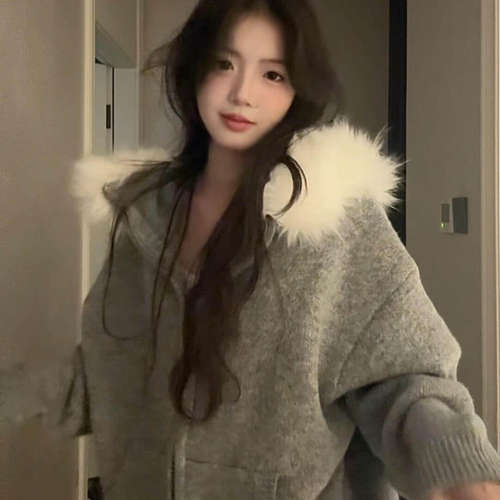 灰色毛领连帽毛衣外套女