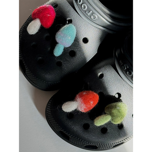 crocs洞洞鞋花毛毡彩色蘑菇鞋扣