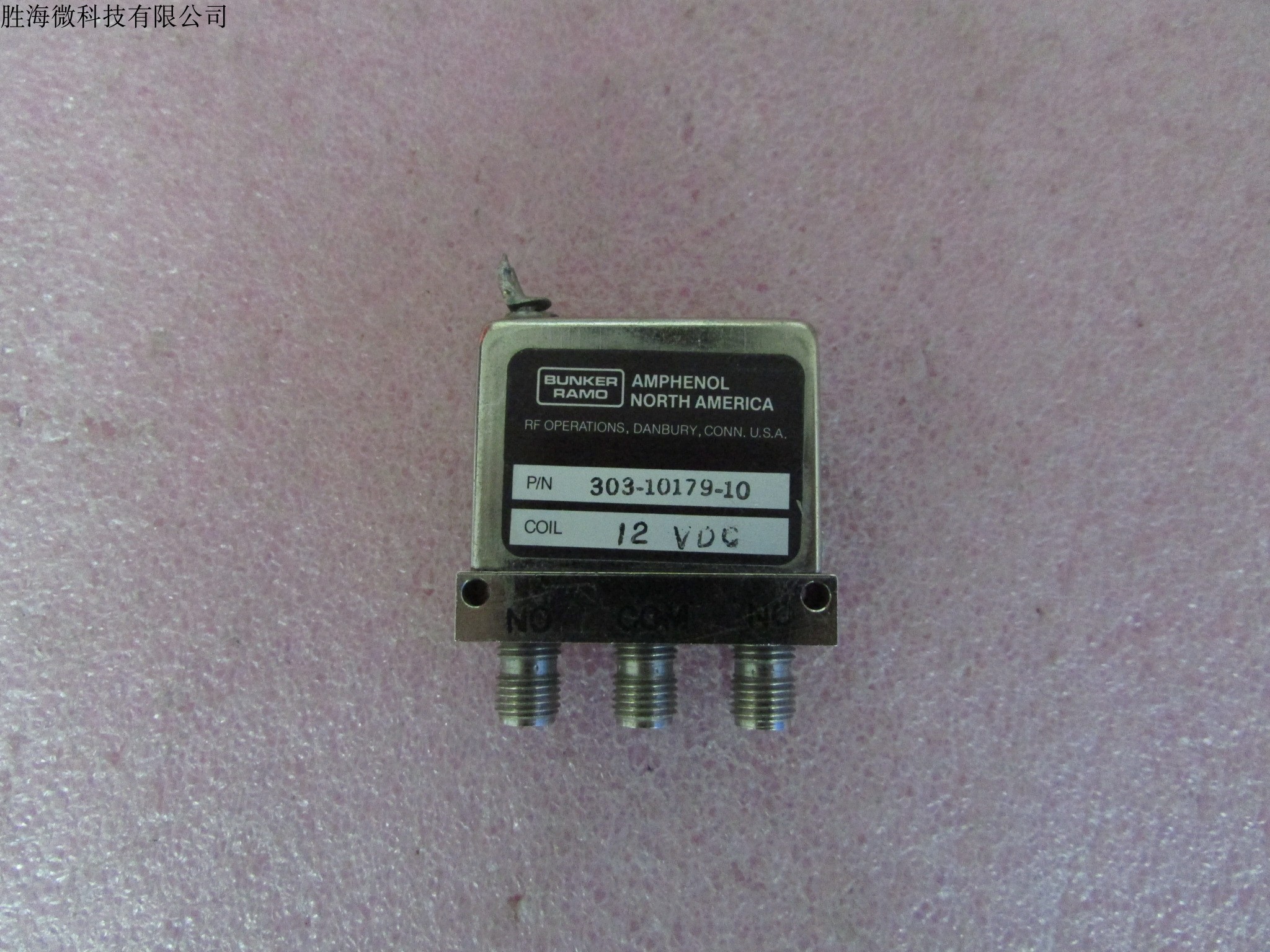 进口 303-10179-10  SPDT  DC -18GHz   12V SMA  300W 射频转换同轴开关  型号： 303-10179-10 工作频率：DC - 18GHz 工作电压：12 VDC 接头：SMA母