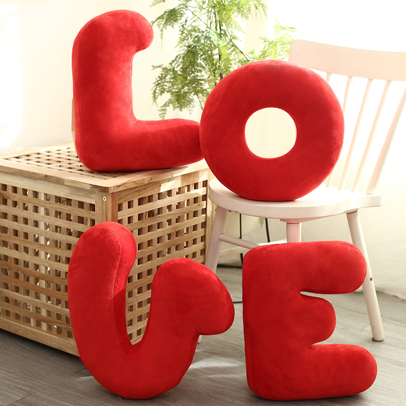 LOVE字母抱枕新婚毛绒玩具婚庆