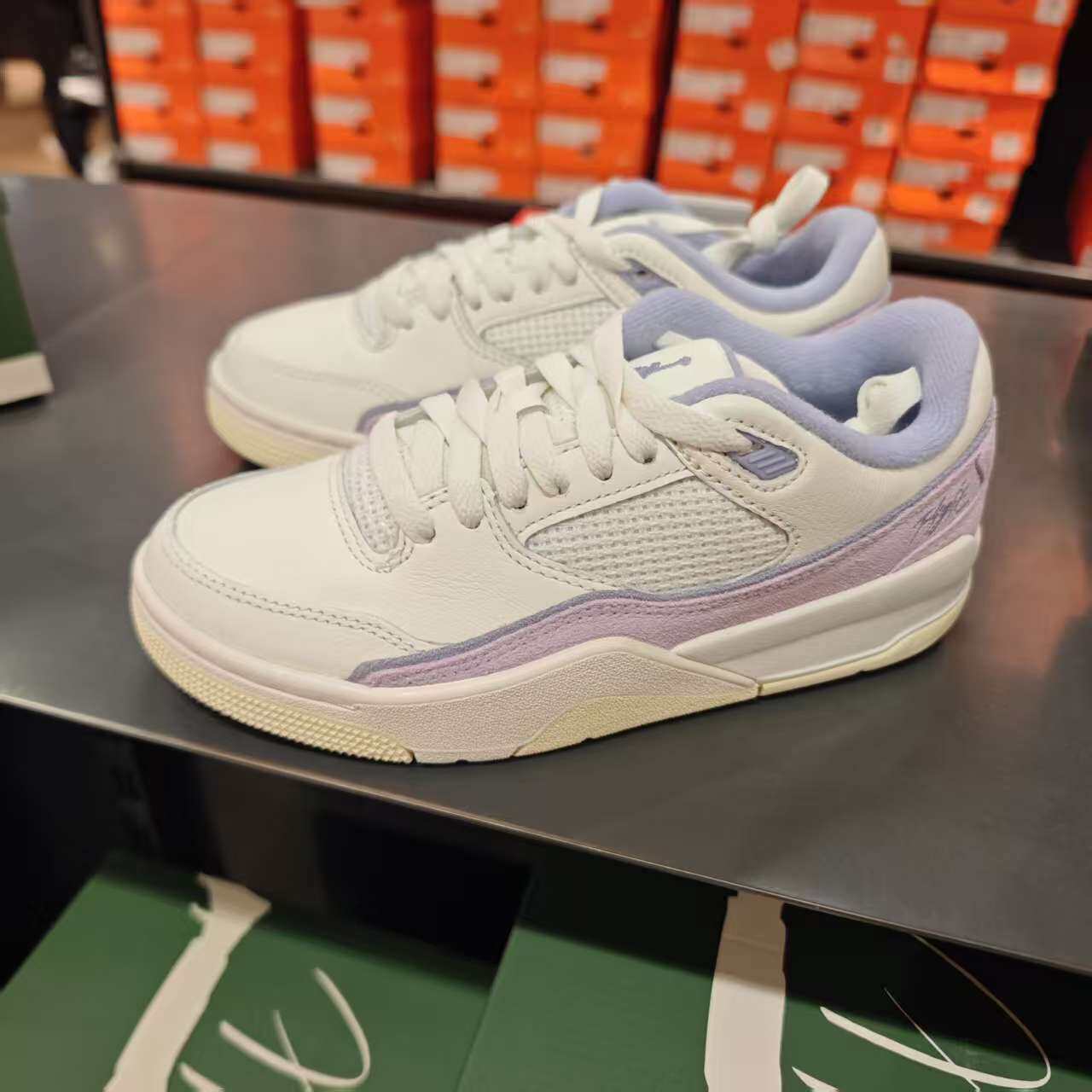 Nike/耐克 JORDAN女士经典透气耐磨休闲运动篮球鞋 FZ9854-102