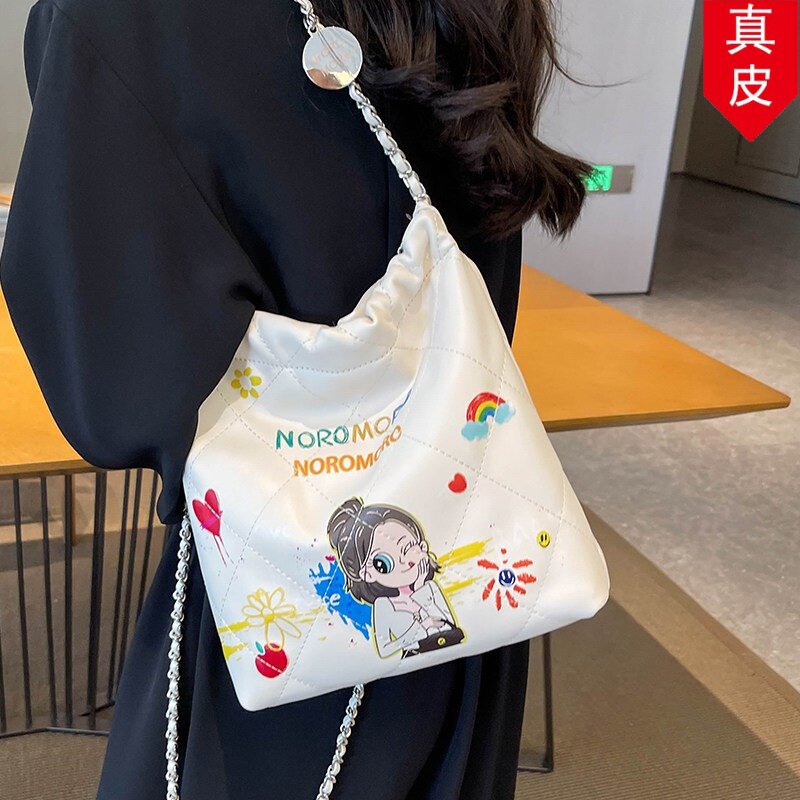 银色涂鸦链条水桶包流行高级感包真皮2026小众设计夏季新款斜挎包