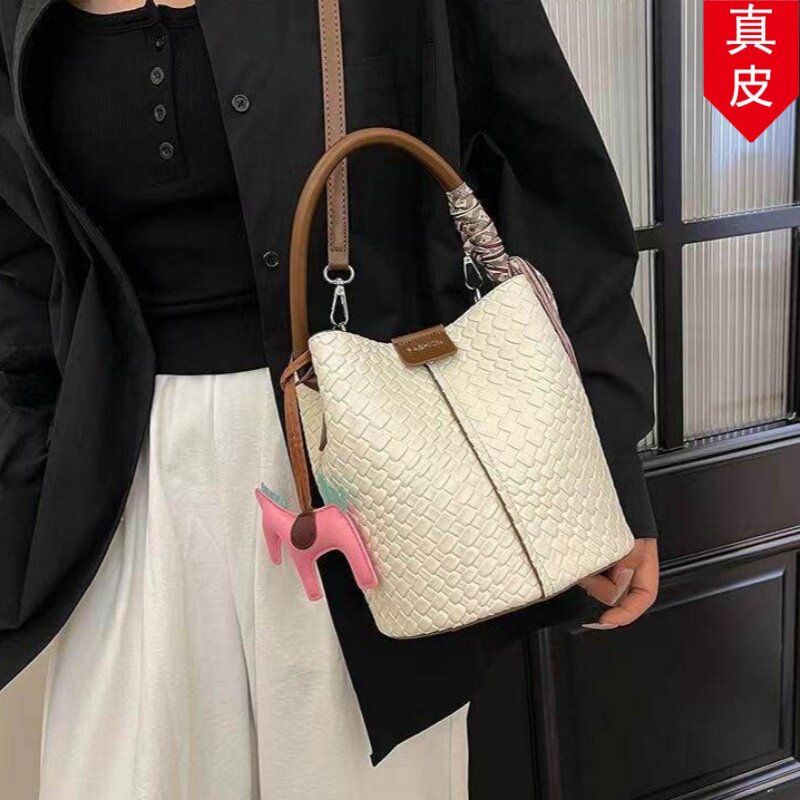洋气复古手提小包包女2026新款时尚质感撞色水桶包真皮小众斜挎包
