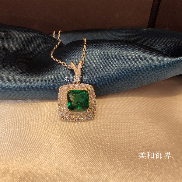 PT950铂金镶嵌进口莫桑石群镶满钻方形绿钻项链2克拉优雅美丽女士