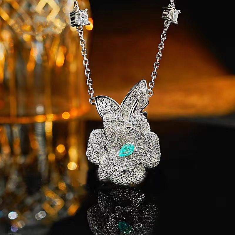 AU750纯18K白金镶嵌美国进口D色莫桑石山茶花蓝钻水滴项链玫瑰花