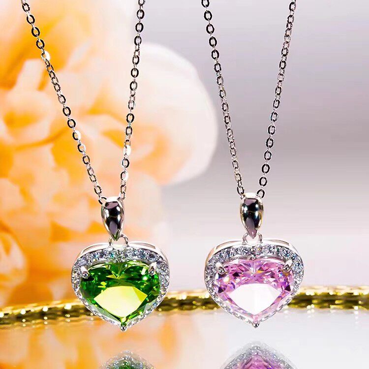 AU750纯18K金镶美国进口D色莫桑石微镶爱心绿宝石项链温柔锁骨链