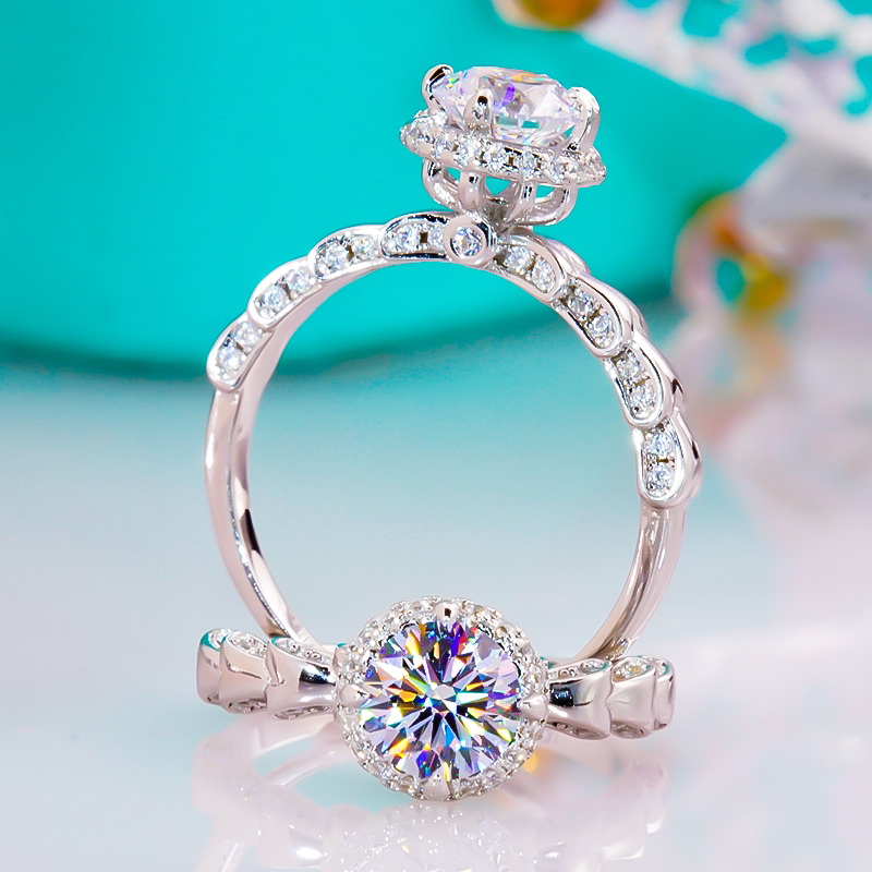 pt950铂金进口d色莫桑石圆包四爪在逃公主钻戒奢华18k金围镶戒指