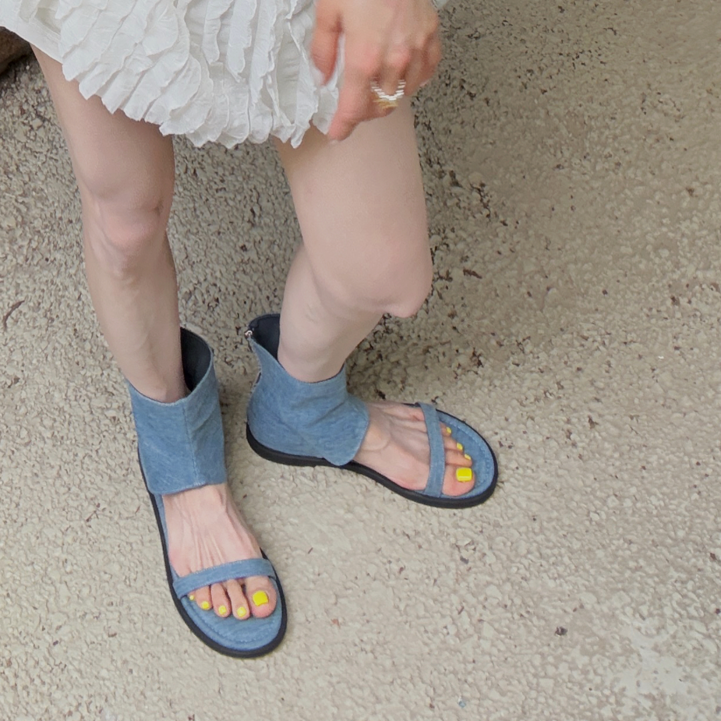 一字罗马凉鞋女夏季2025新款复古牛仔短筒靴子凉靴平底配裙子高帮