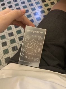 小粉喵喵屋x果汁没有猫 原创可爱线条猫咪情侣雕刻金属烟盒