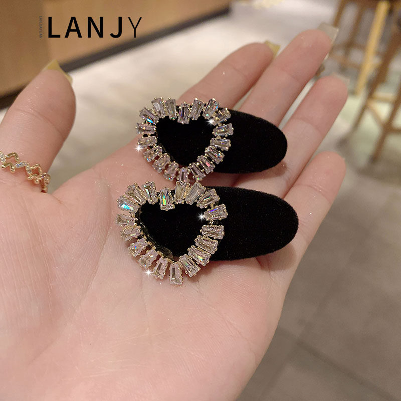 2023新款时尚精致饰品