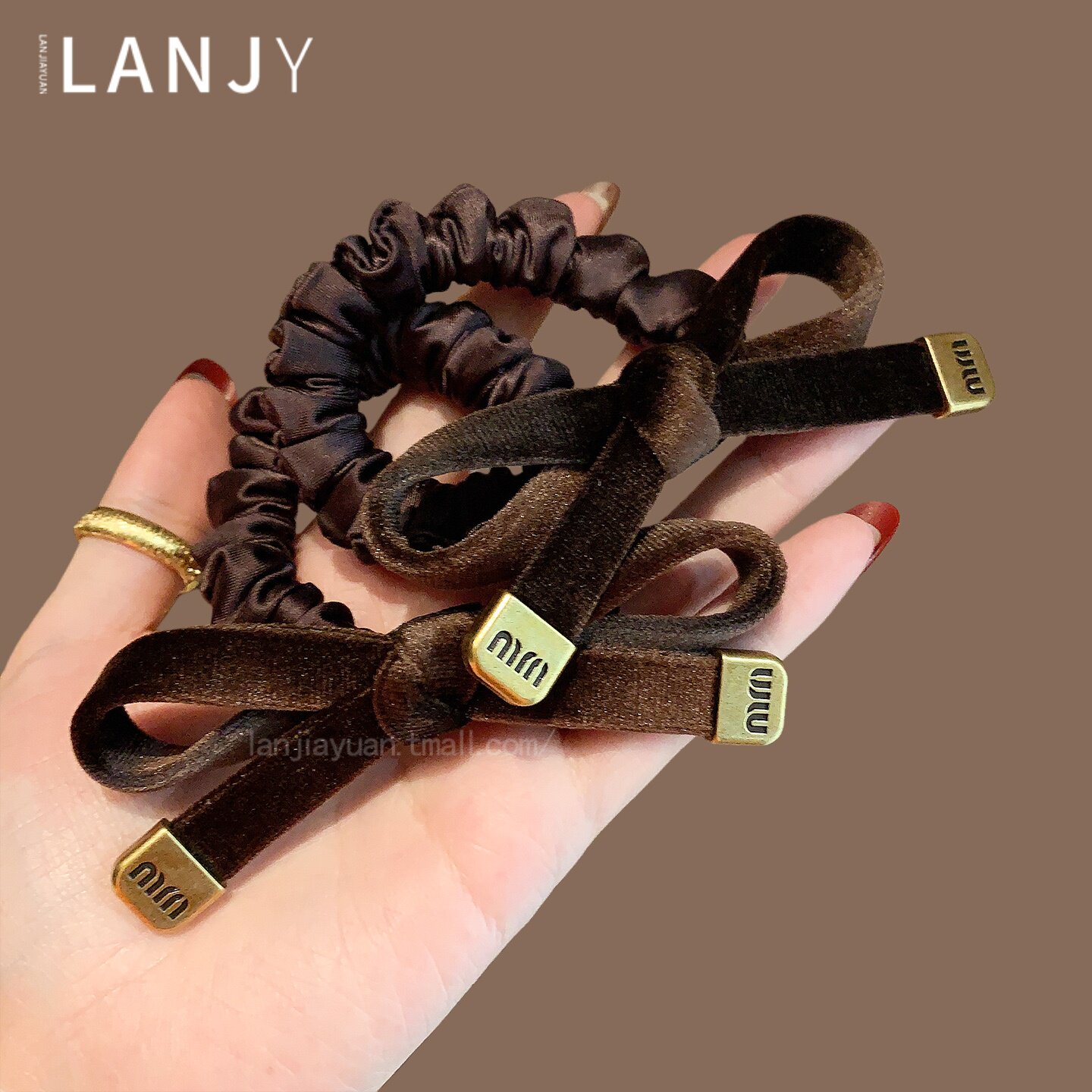 咖色美拉德丝绒蝴蝶结发绳气质金标字母头绳高弹力耐用不伤发肠圈,饰品/流行首饰/时尚饰品新,发饰,淘宝优惠券,粉丝福利购,淘宝优惠卷