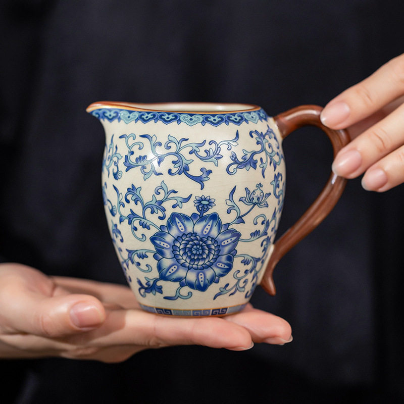缠枝莲青花汝窑美人肩公道杯