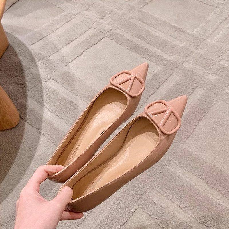 2026年春秋新款法式少女气质小尖头名媛风V扣百搭浅口平底单鞋女