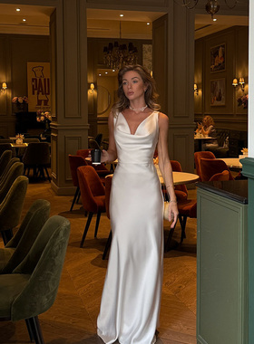 CNYISHE 优雅气质辣妹缎面荡领连衣裙高级感收腰显瘦露背礼服长裙