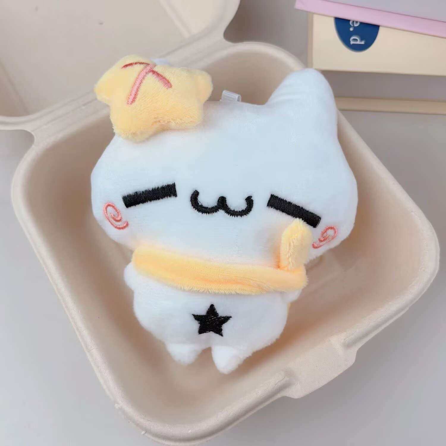 卡通枫叶古早猫咪毛绒挂件吱吱叫玩偶批货百搭钥匙扣挂饰包挂件