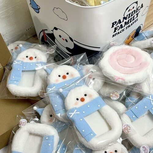 卡通可爱雪人毛绒立得卡套爱豆小卡保护套追星饭卡展示照片挂件