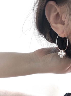 新款金银色小花球挂坠耳圈小众设计高级感清冷风气质百搭耳饰