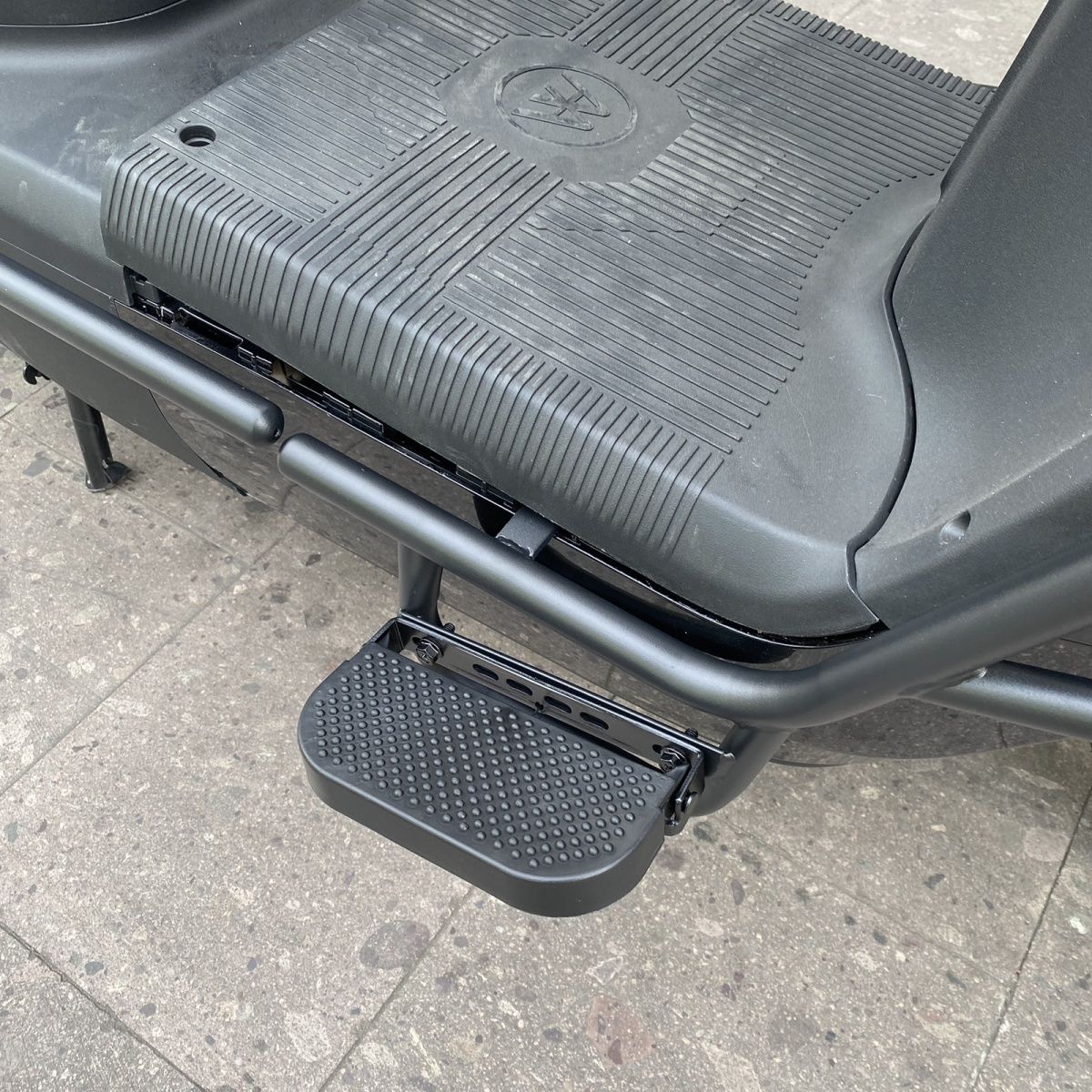 适用适用 爱玛 启航AB61电自加强连体保险杠保护杠尾箱架防撞架外