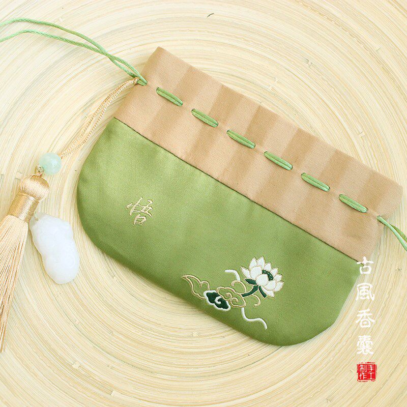 WEARING A SACHET PURSE ON THE WAIST A HANDMADE HANFU PENDANT HANGING ANCIENT STYLE EMBROIDERY TASSEL CHINESE STYLE SACHET PIXIU