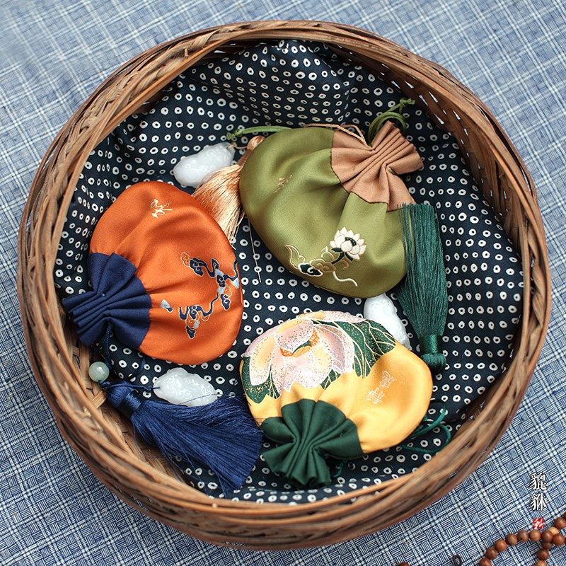 WEARING A SACHET PURSE ON THE WAIST A HANDMADE HANFU PENDANT HANGING ANCIENT STYLE EMBROIDERY TASSEL CHINESE STYLE SACHET PIXIU