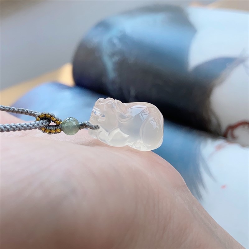 貔貅瑞兽 j天然高冰白玉髓貔貅吊坠 精雕貔貅玉坠 小巧精致