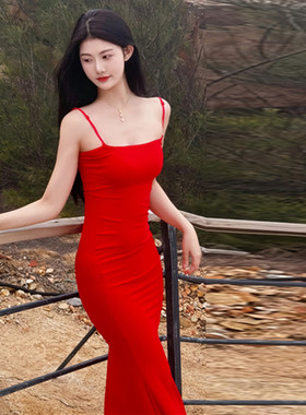 纯欲甜辣风红色吊带连衣裙女夏2026新款修身显瘦性感包臀小妈长裙