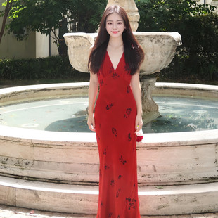 绝美漂亮红色碎花V领长裙女2025新款 法式 海边度假气质掐腰连衣裙