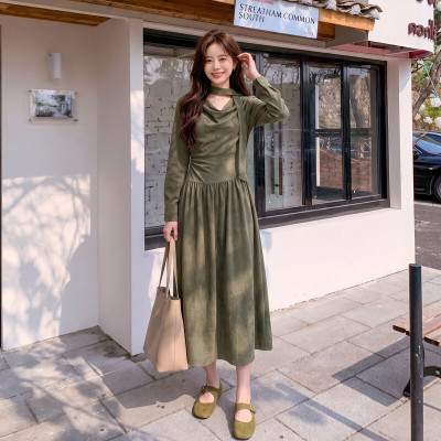 质感军绿色荡领飘带连衣裙女收腰通勤大码长裙显瘦感直筒独特年轻