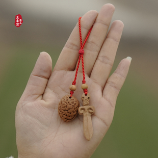 野生桃核桃枭宝剑手编红绳手机挂件包包挂饰护士夜班随身护平安挂