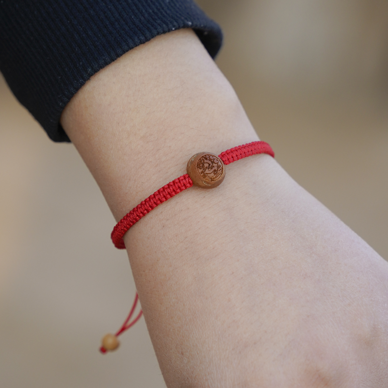 本命年蛇红绳手链编织野生桃核男女情侣生肖龙马雕刻平安惊压身护