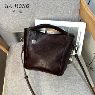 哈弘植鞣头层牛皮女士单肩斜挎包2025上新水桶包手提包复古休闲包
