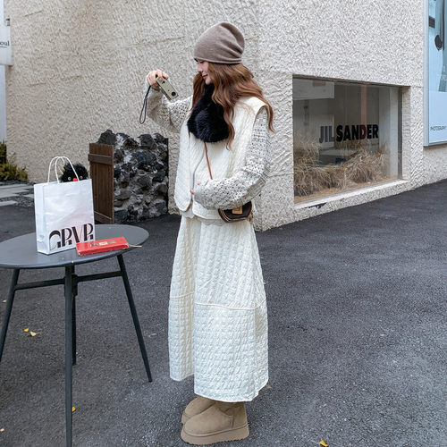 时髦轻薄风白色针织开衫两件套女冬季修身慵懒慵懒套装漂亮洋气气