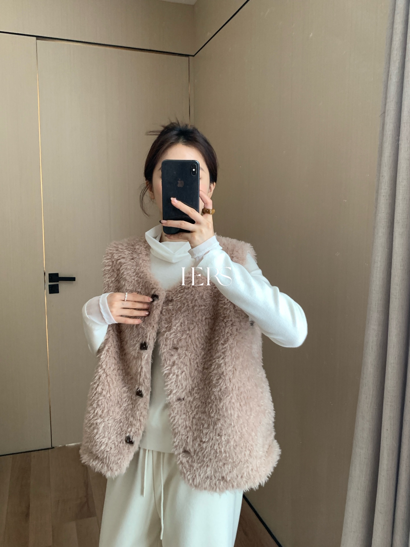 一勺甜 hers皮毛一体木制扣马甲女2025冬季新款百搭加厚马夹92655