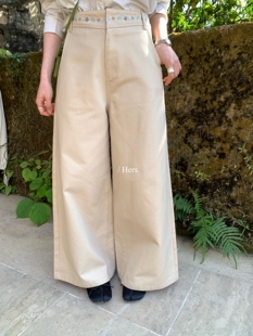 女 简约复古日常精致小花刺绣直筒休闲裤 80181 Hers 26年早春