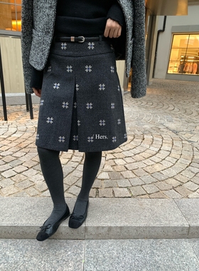 一勺甜 hers复古刺绣提花五分半身裙女 2025秋冬毛呢半裙92549#