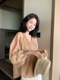 女80307 复古蕾丝度假感镂空提花小衫 Hers一勺甜2026年早春 法式