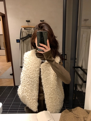 一勺甜 hers冬上新 百搭皮毛一体毛毛马甲女2025冬保暖外套92644#