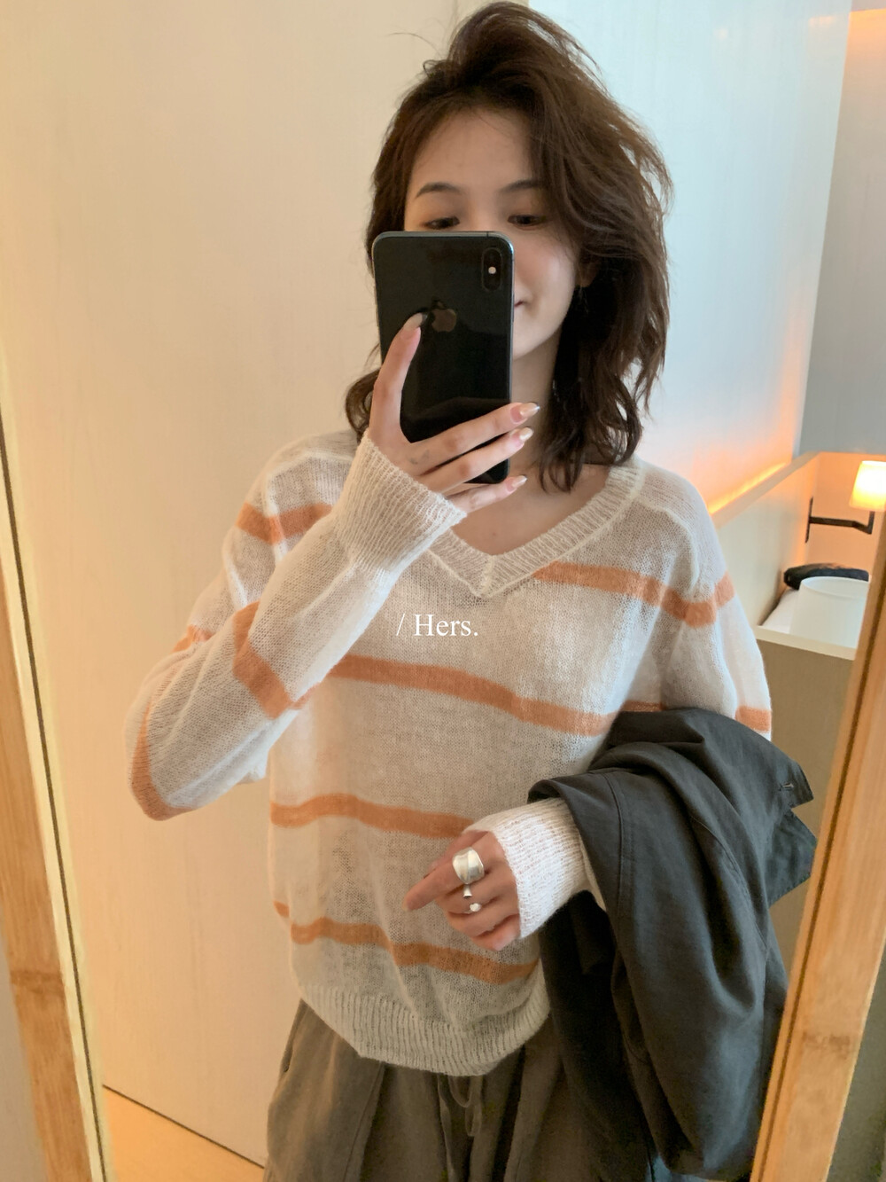 Hers韩系慵懒V领条纹薄款针织衫