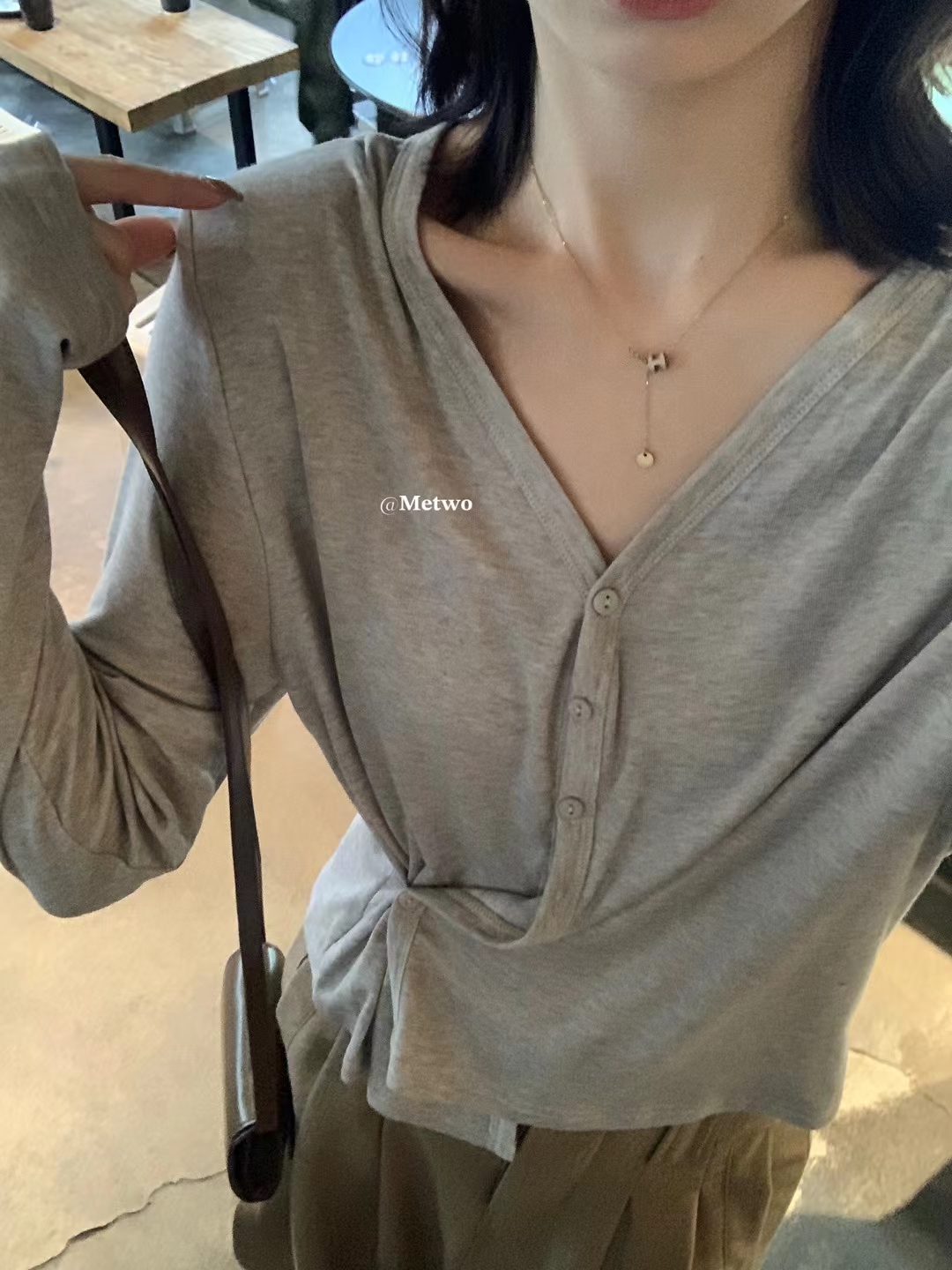 一勺甜天丝收腰开衫斜扣v领