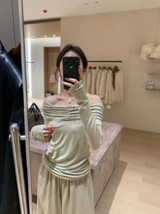 女2026年早春清冷感捏褶长袖 08108一字肩小衫 T恤女80108 Hers