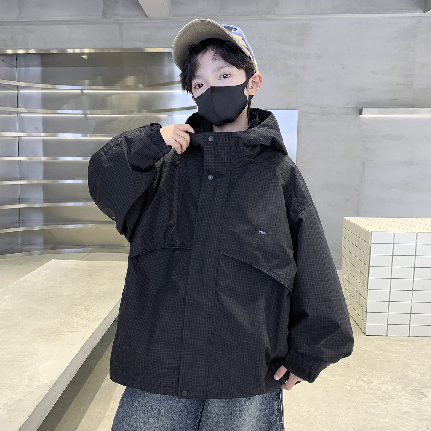 男童秋季连帽外套2026春秋新款中大童黑色暗格宽松工装冲锋衣夹克