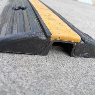 黄胶小一线舞台穿线板 电缆线盖板 线槽 过线桥 二线槽铺线减速带