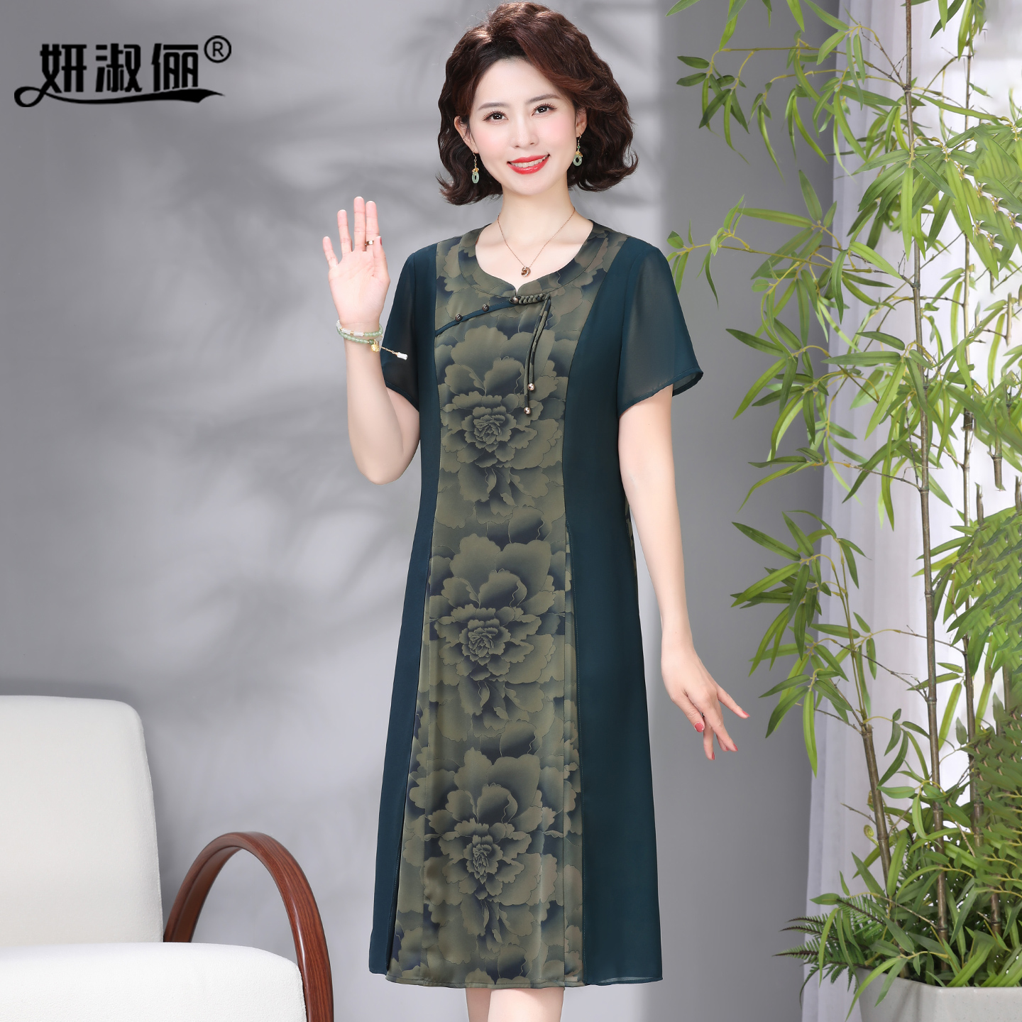 老年漂亮妈妈夏装新中式连衣裙端庄优雅2025新款印花短袖绿色裙子