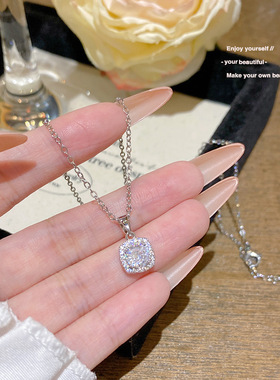 简约韩版小方糖项链女轻奢小众精致时尚锁骨链新款百搭高级感吊坠