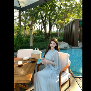 冰蓝缪斯 池畔下午茶设计感斗篷披肩袖收腰显瘦轻奢度假连衣长裙