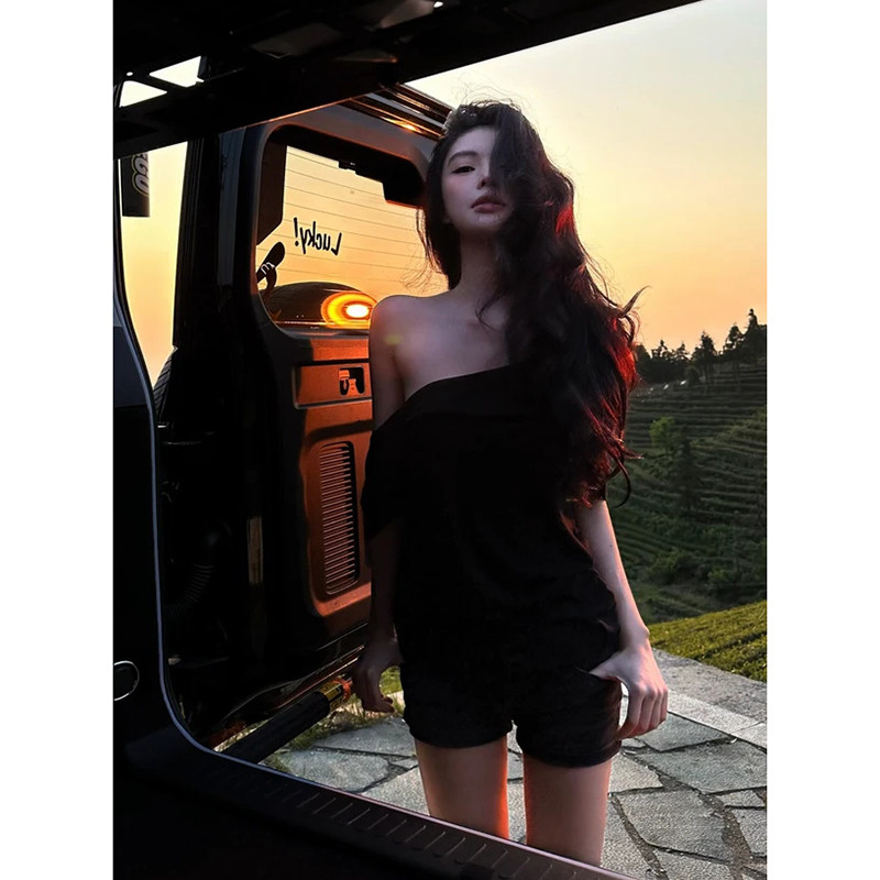 2026夏季新款设计感纯欲风斜肩露肩短袖上衣配高腰黑色短裤两件套