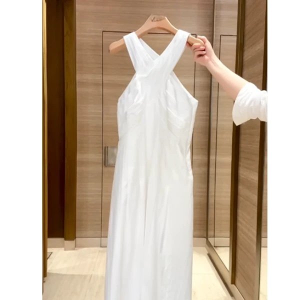 海边度假风白色交叉挂脖连衣裙2025新款气质女神范小众显瘦长裙子